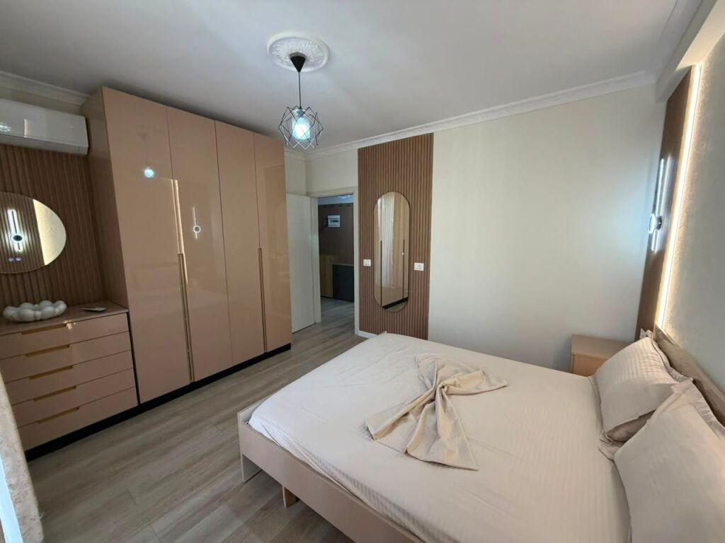 🏡 Affittasi Appartamento 2+1  📍 Posizione: Shkozë, vicino ai Palazzi Tom Doshi  ▪️ Appartamento 2+1 ▪️ Completamente arredato ▪️ 4° piano  💰 Prezzo: 43.000 Lek/mese (un po' negoziabile)  📩 Per maggiori informazioni o per una visita alla proprietà, contattaci.