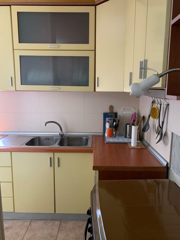 🏢In Piazza Willson, dietro l'ufficio postale n.8, si affitta appartamento 1+1 arredato, 65.000 Leke
