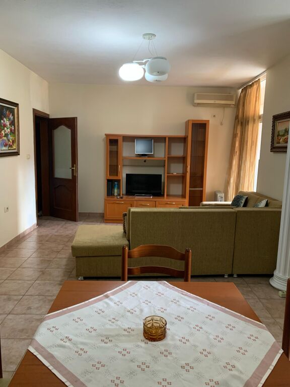 🏢In Piazza Willson, dietro l'ufficio postale n.8, si affitta appartamento 1+1 arredato, 65.000 Leke