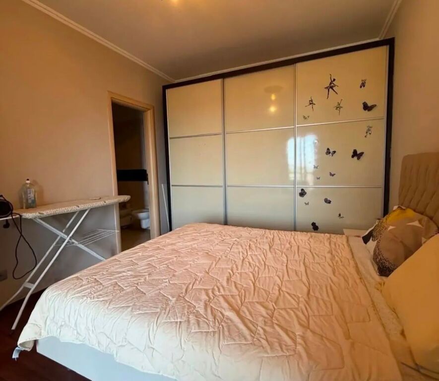 •Appartamento 2+1 in vendita al Complesso Orion, Via Dibrës   L'appartamento viene venduto arredato, come mostrato nella foto.   📐 Superficie netta: 89 m² 📐 Superficie lorda: 102 m²  ✅ Con documentazione ipotecaria regolare, adatto anche per credito.  💶 Prezzo: 190.000€   📞 Per maggiori informazioni o una visita alla proprietà, contattaci.