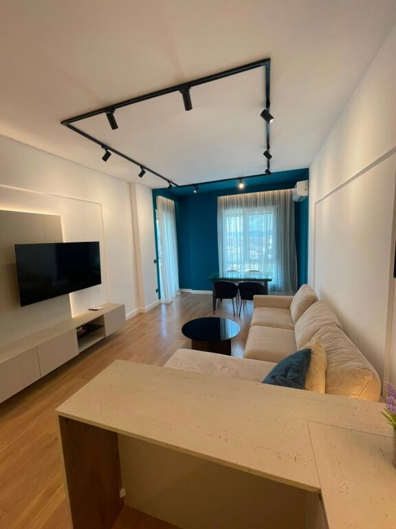 Jepet me qira 1+1 – Rezidenca Erli,Porcelan   📐 70 m², totalisht i mobiluar, me ballkon. 🚗 Përfshihet post parkimi, administrimi dhe interneti.  💶 80.000 lekë/muaj