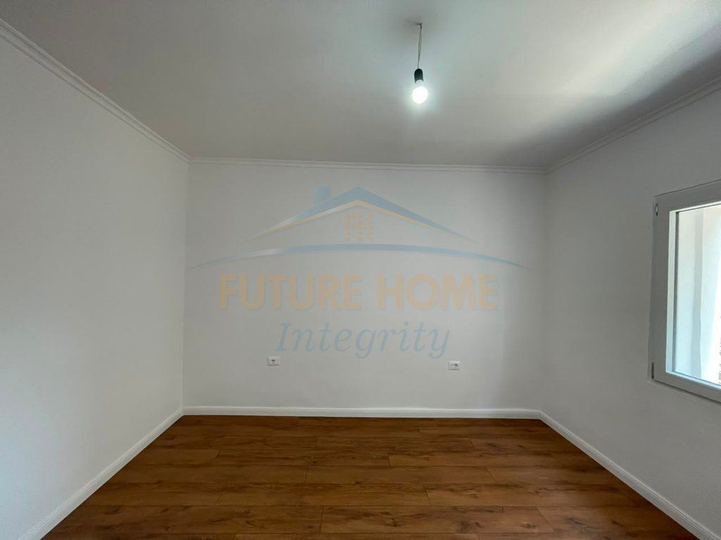 Shitet, Apartament 1+1, Shkolla e Kuqe, Tiranë.