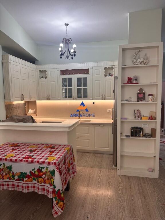IN VENDITA APPARTAMENTO 3+1+BALCONI "RRUGA FROSINA PLAKU" 39700000 LEKE