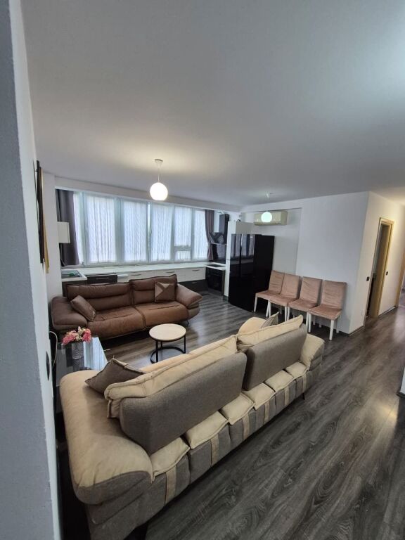 Shitet apartament 2+1 tek Ish Fusha e Aviacionit , prane Bar Discover .