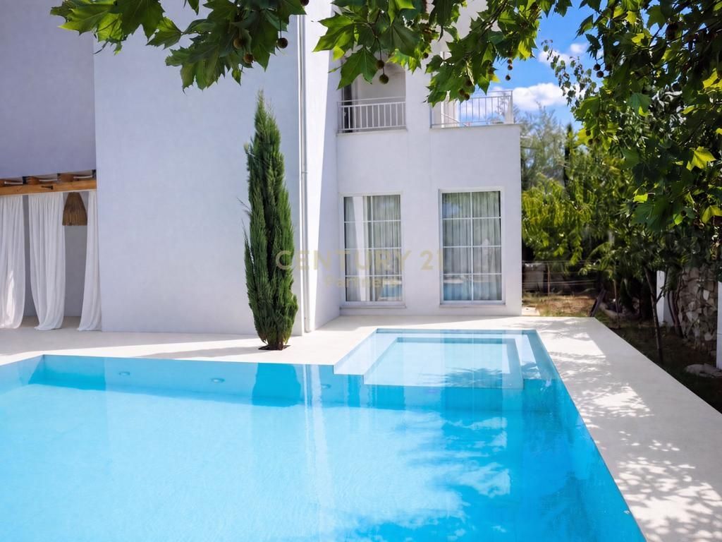 FOR SALE SUPER LUXURY VILLA WITH PRIVATE POOL-ONLY 5 MINUTES FROM THE CENTER OF TIRANA