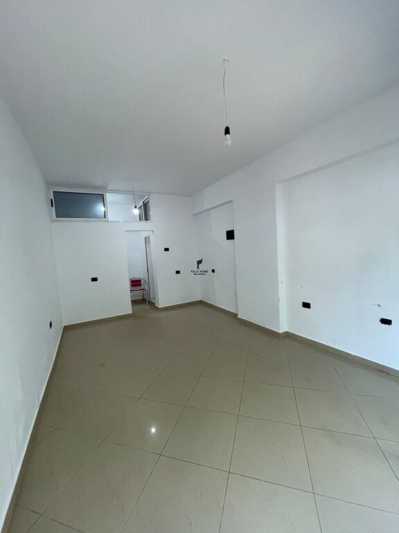 NEGOZIO IN AFFITTO 30 M2 COMUNE DI PARIGI 40.000 LEKE FH-85171