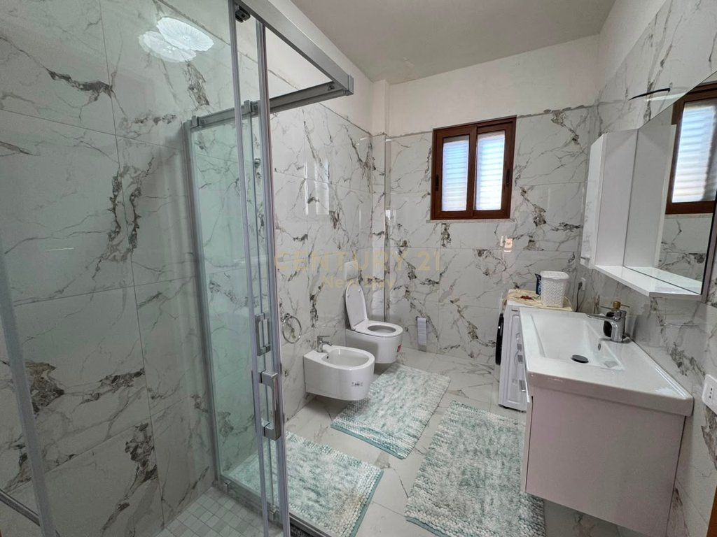 Villa In Vendita a Spitallë, Durrës - 260000€ | 476 m²
