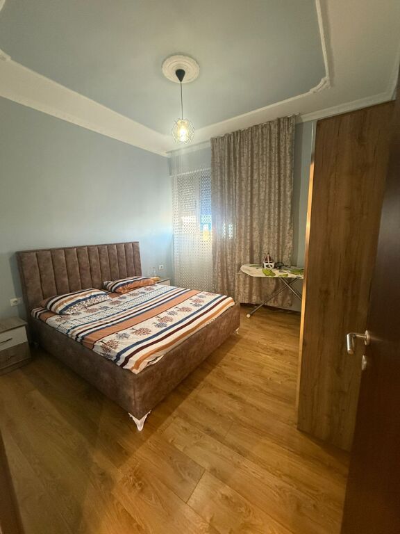 Apartament 3+1 me qira në Durrës – Rinovim i ri | Zonë e qetë | Parkim