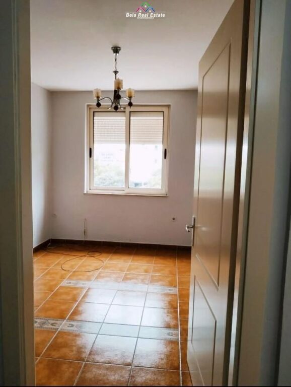 Ufficio in Affitto 1+1 Vicino 21 Dicembre (ID BZ2306) Tirana