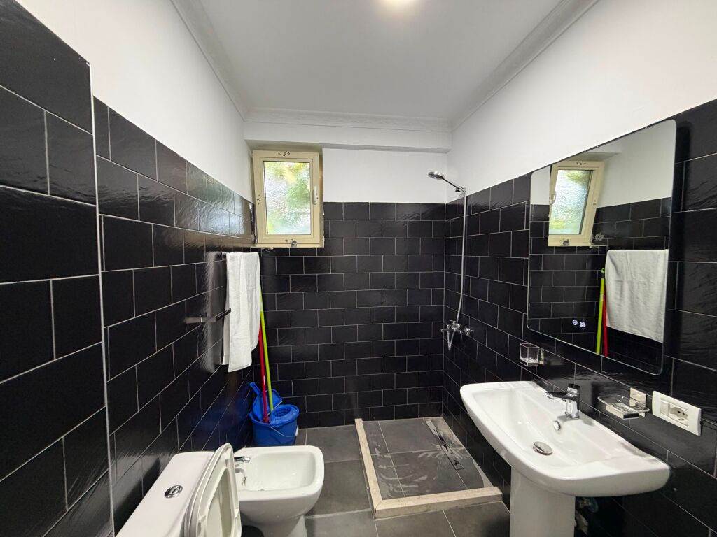🏡 Jepet me Qira Apartament 2+1  📍 Vendndodhja: Shkozë, tek Pallatet Tom Doshi