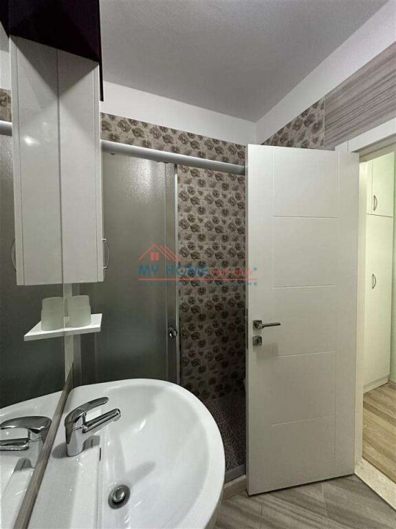 Apartament 1+1 me qera Qender Tirane