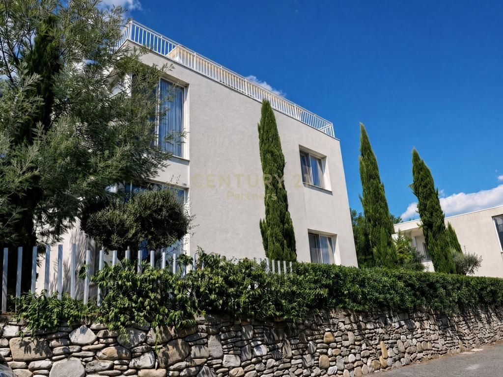 FOR SALE SUPER LUXURY VILLA WITH PRIVATE POOL-ONLY 5 MINUTES FROM THE CENTER OF TIRANA