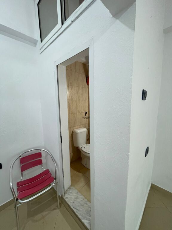 NEGOZIO IN AFFITTO 30 M2 COMUNE DI PARIGI 40.000 LEKE FH-85171