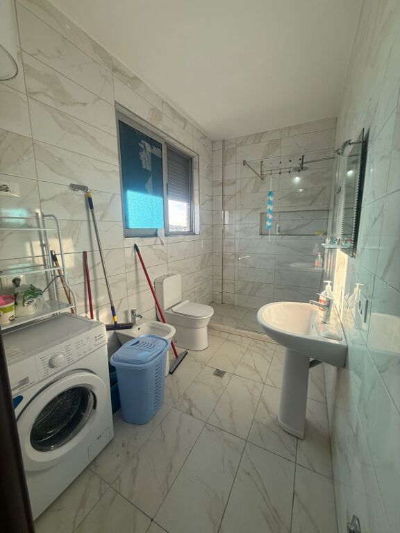 Apartament 3+1 me qira në Durrës – Rinovim i ri | Zonë e qetë | Parkim