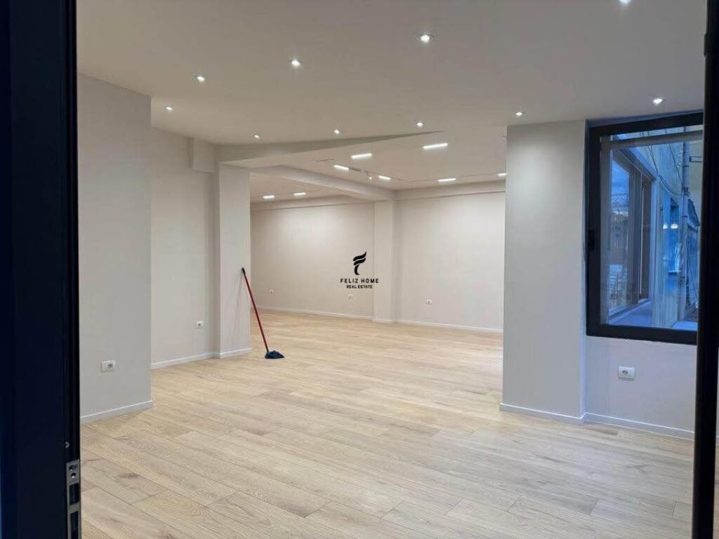 OFFICE FOR RENT 80 M2 PORCELAIN 80,000 LEKE FH-85109