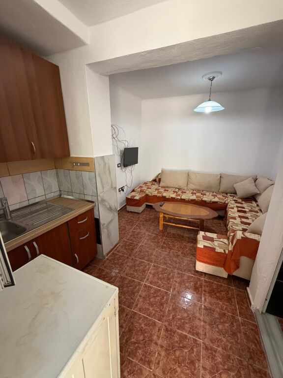 Siri hill, 1+1 house for rent at Besa street 30,000 lek
