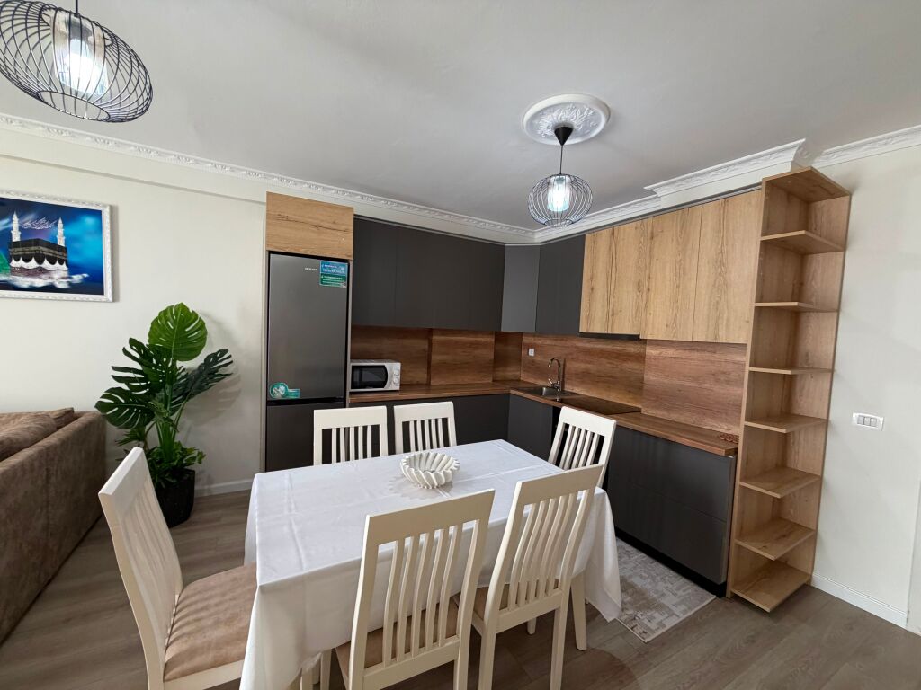 🏡 Jepet me Qira Apartament 2+1  📍 Vendndodhja: Shkozë, tek Pallatet Tom Doshi