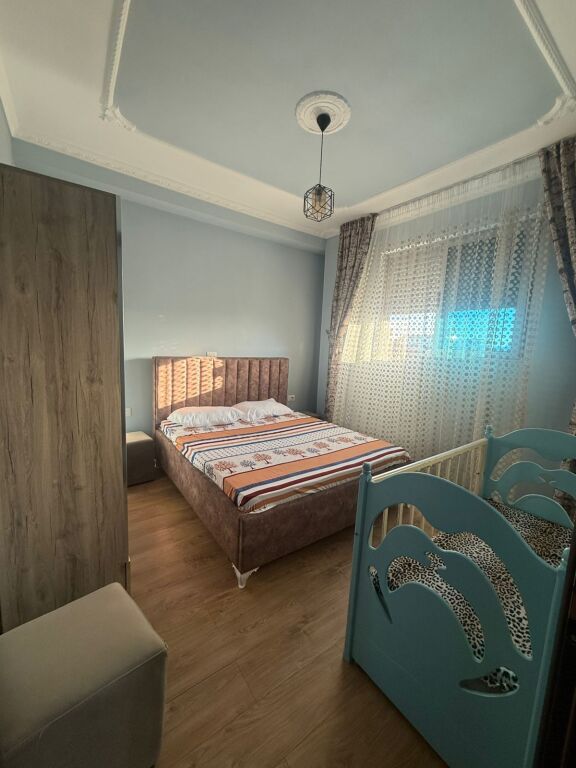 Apartament 3+1 me qira në Durrës – Rinovim i ri | Zonë e qetë | Parkim