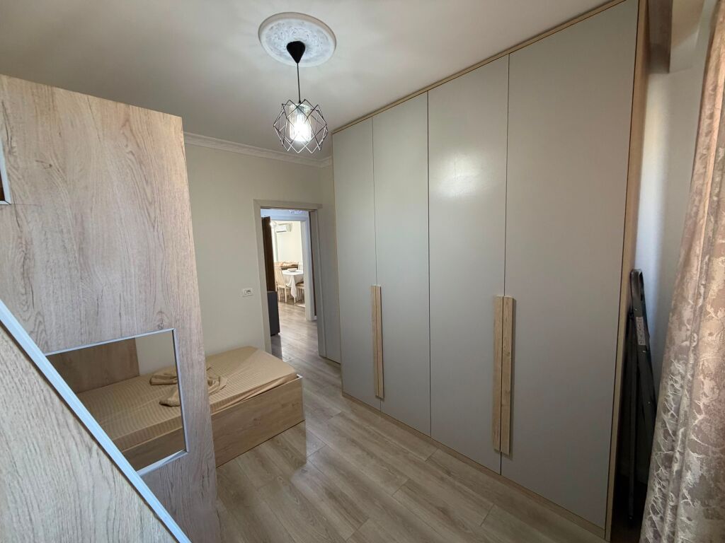 🏡 Jepet me Qira Apartament 2+1  📍 Vendndodhja: Shkozë, tek Pallatet Tom Doshi