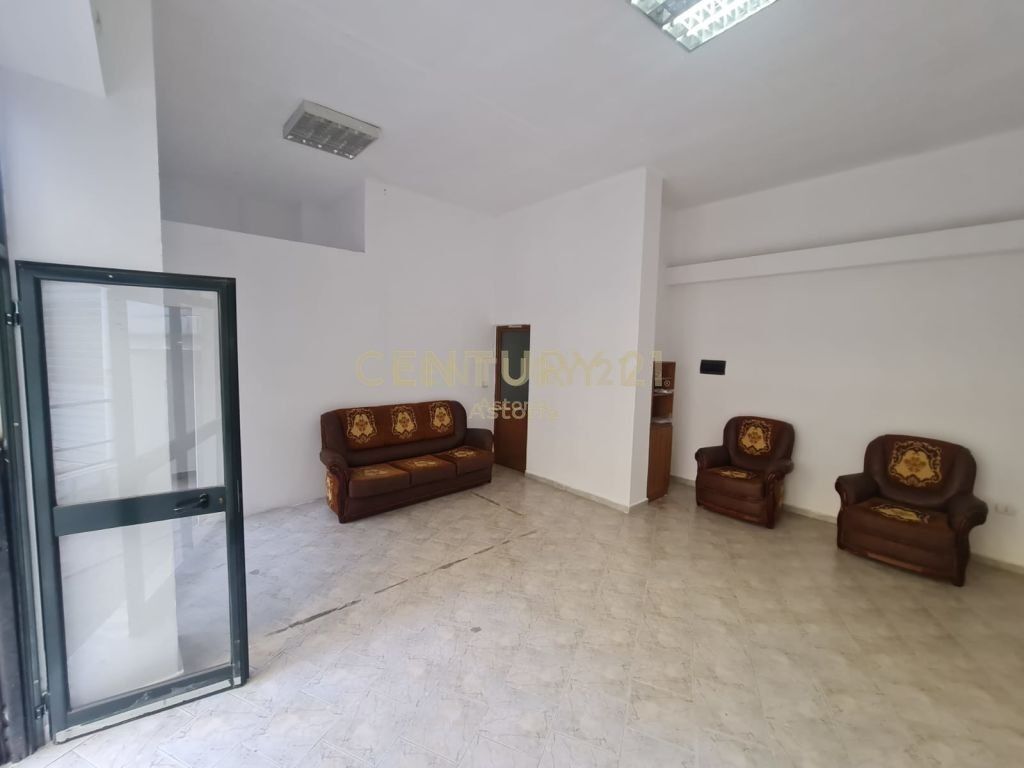 Locale commerciale in affitto a Don Bosko - Funzionale, illuminato e pronto per la tua attività. 250 € /Mese