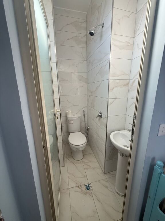 Apartament 3+1 me qira në Durrës – Rinovim i ri | Zonë e qetë | Parkim