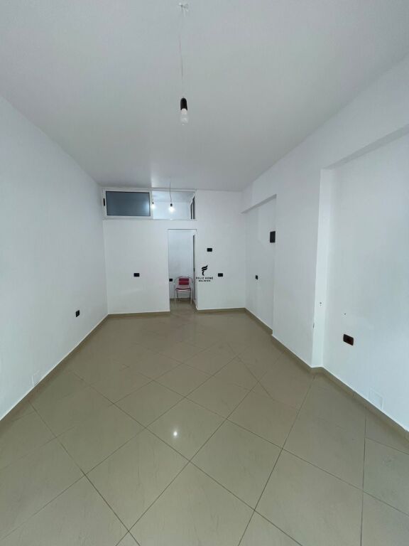 NEGOZIO IN AFFITTO 30 M2 COMUNE DI PARIGI 40.000 LEKE FH-85171