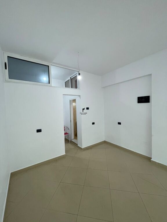 NEGOZIO IN AFFITTO 30 M2 COMUNE DI PARIGI 40.000 LEKE FH-85171