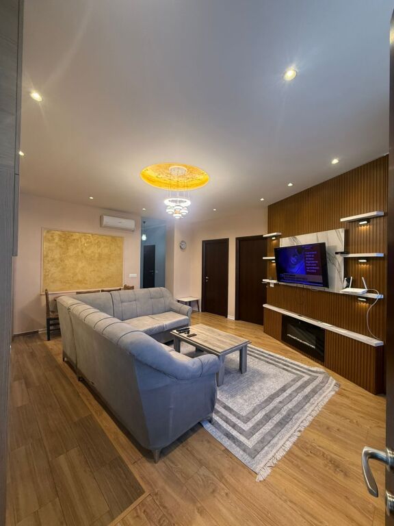 Apartament 3+1 me qira në Durrës – Rinovim i ri | Zonë e qetë | Parkim