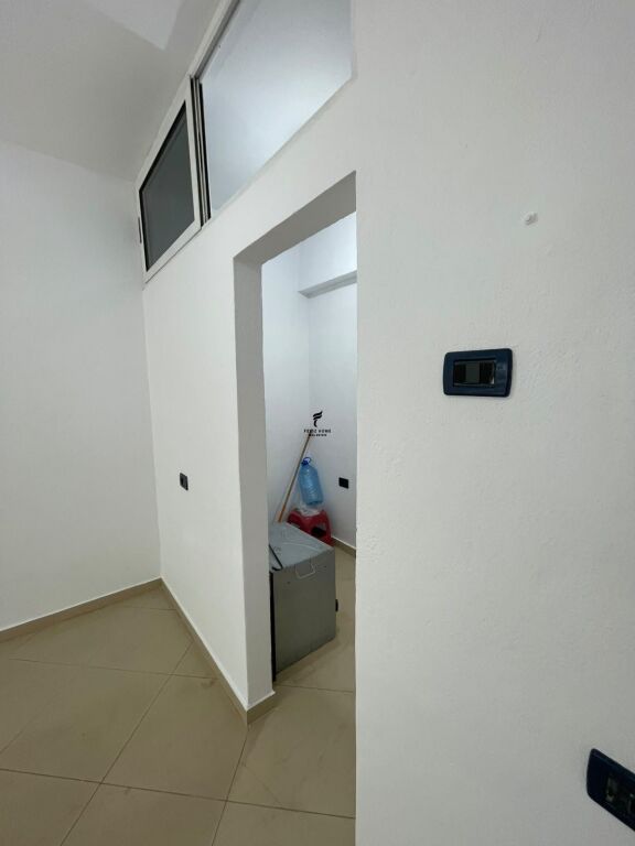 NEGOZIO IN AFFITTO 30 M2 COMUNE DI PARIGI 40.000 LEKE FH-85171
