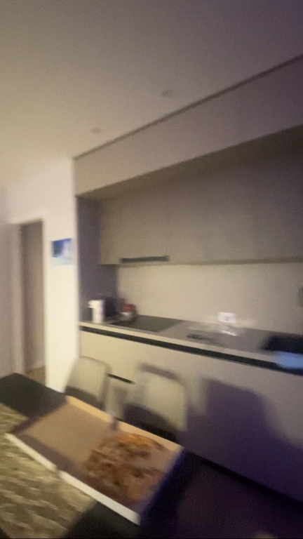 Cerco una ragazza per dividere l'affitto