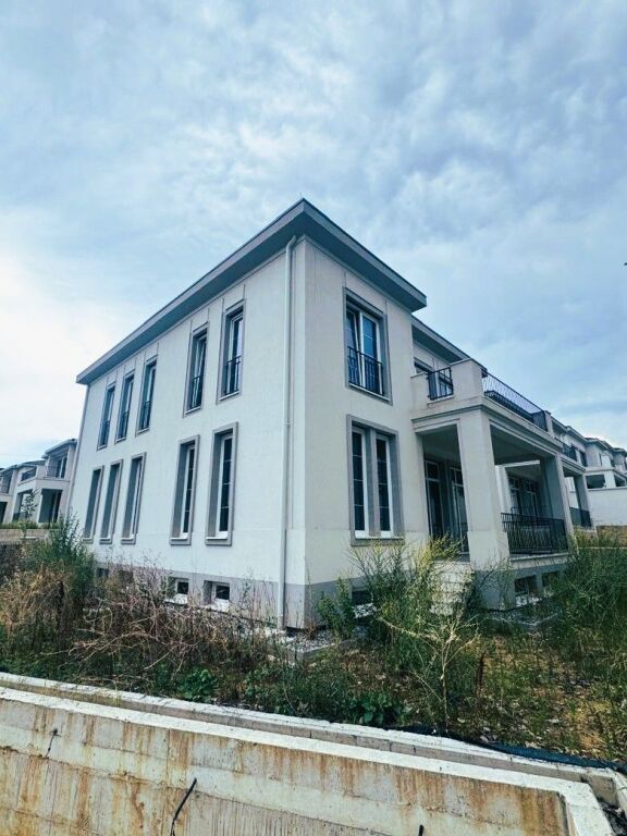 Villa with Pool for Sale – Rolling Hills 2