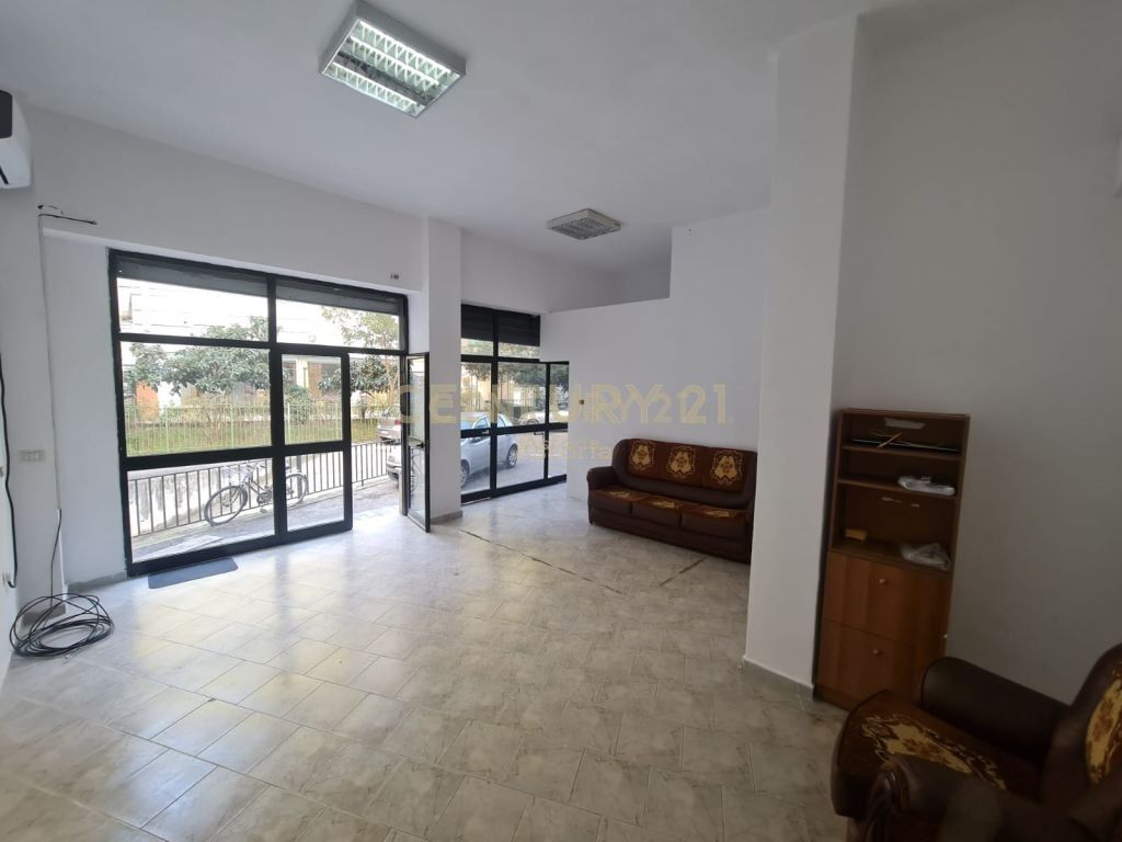 Locale commerciale in affitto a Don Bosko - Funzionale, illuminato e pronto per la tua attività. 250 € /Mese