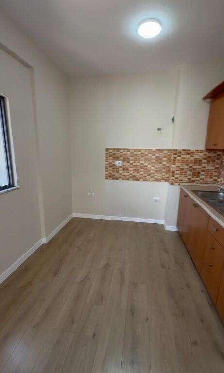 Shitet apartament 2+1+2 tek Rruga Don Bosko , prane Shkolles Vace Zela , Rruga Jordan Misja , Laprake .