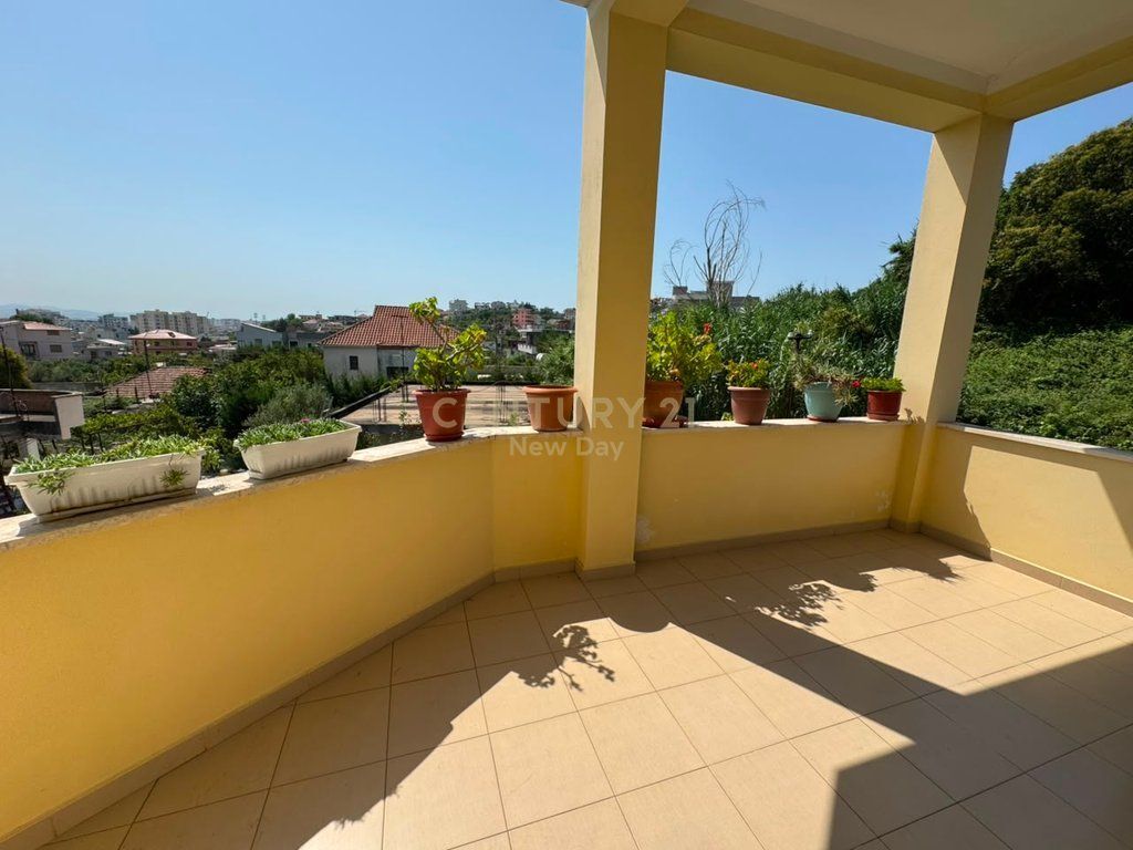 Villa In Vendita a Spitallë, Durrës - 260000€ | 476 m²