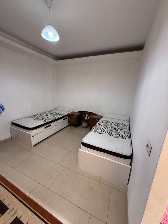 Laprake jepet me qera 1+1 tek fusha e futbollit 38,000 leke