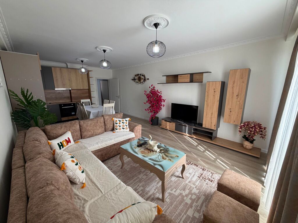 🏡 Jepet me Qira Apartament 2+1  📍 Vendndodhja: Shkozë, tek Pallatet Tom Doshi