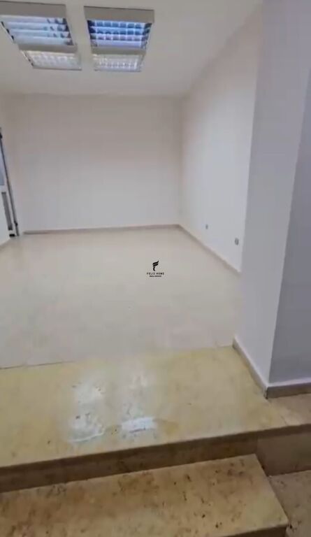 VENDESI COMMERCIALE IN VENDITA 26 M2 MYSLYM SHYRI 140.000 EURO FH-85145