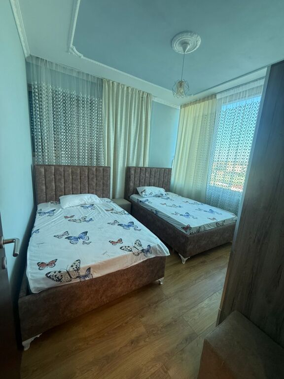 Apartament 3+1 me qira në Durrës – Rinovim i ri | Zonë e qetë | Parkim