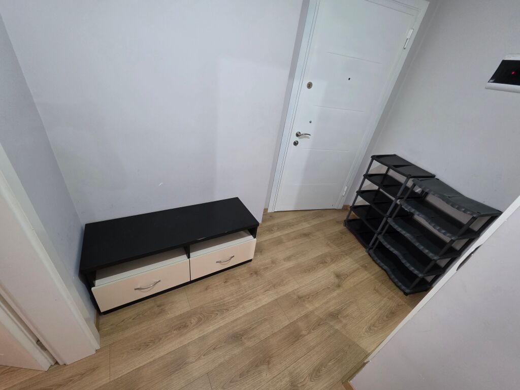 Vendesi 1+1 in Astir super arredato