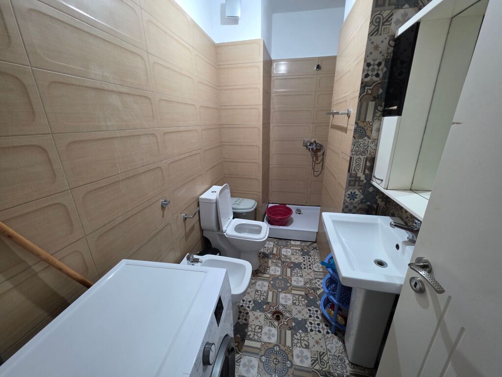 Vendesi 1+1 in Astir super arredato