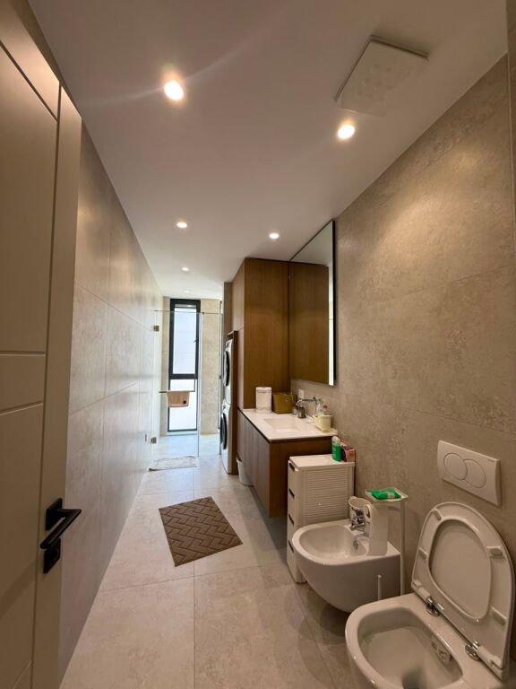 Shitet apartament 2+1+2 poste parkimi