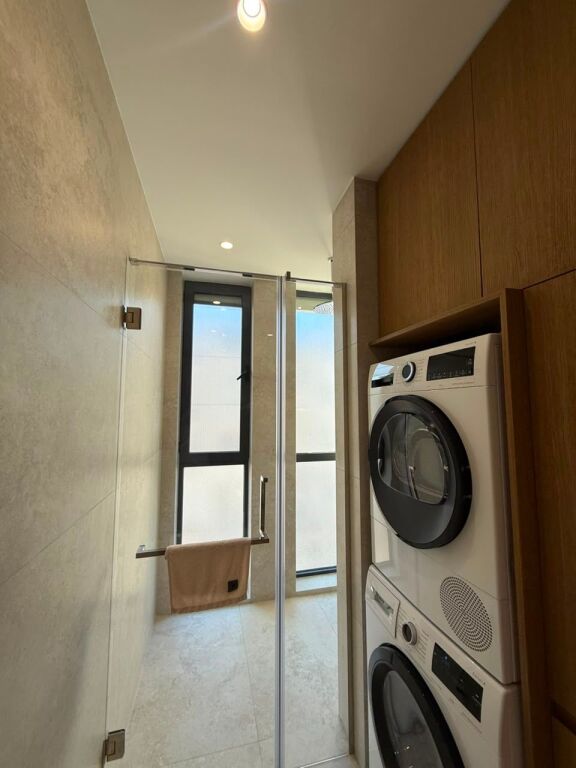 Shitet apartament 2+1+2 poste parkimi