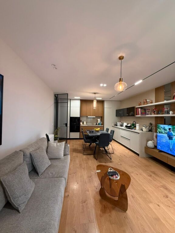 Shitet apartament 2+1+2 poste parkimi