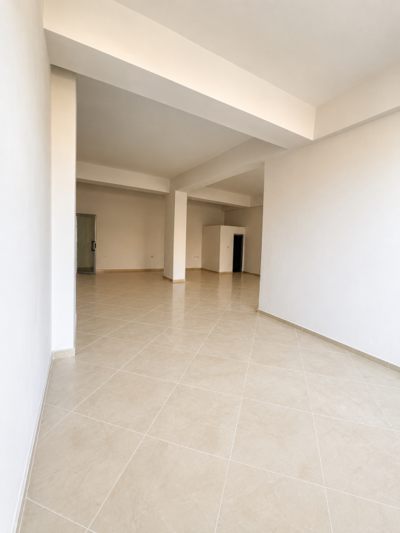 🏢 Commercial Unit for Rent – 86 m² | Center, Elbasan
