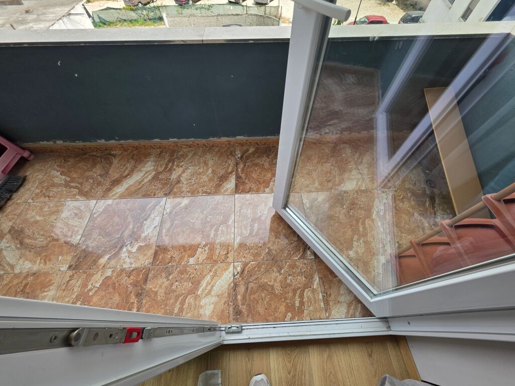 Vendesi 1+1 in Astir super arredato