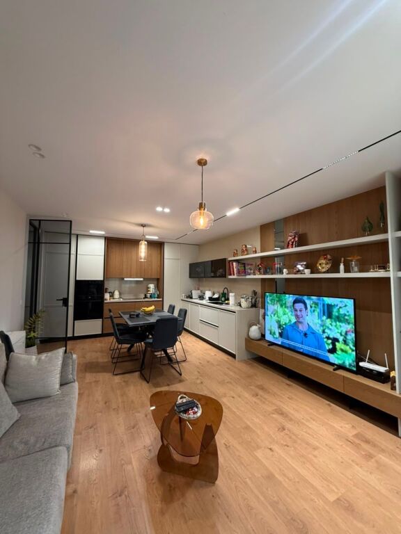 Shitet apartament 2+1+2 poste parkimi