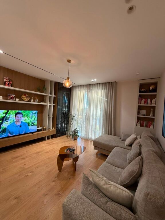 Shitet apartament 2+1+2 poste parkimi