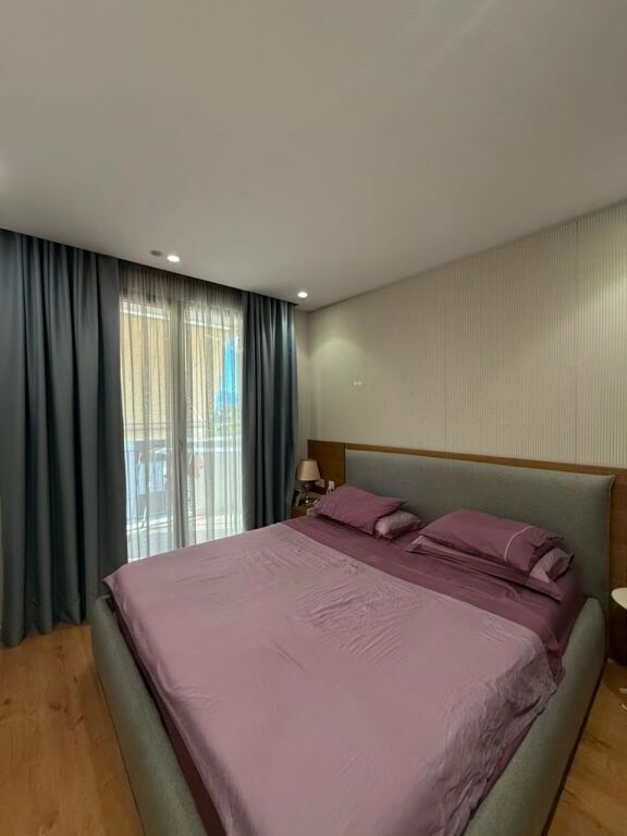 Shitet apartament 2+1+2 poste parkimi