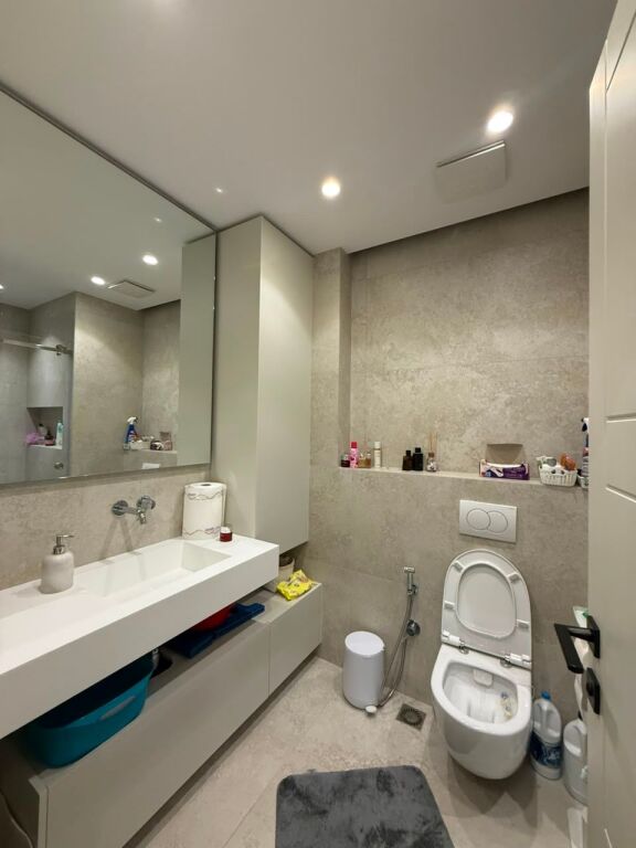 Shitet apartament 2+1+2 poste parkimi