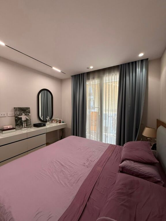 Shitet apartament 2+1+2 poste parkimi